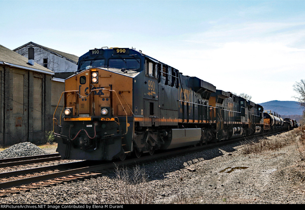 CSX 990 on Q-410